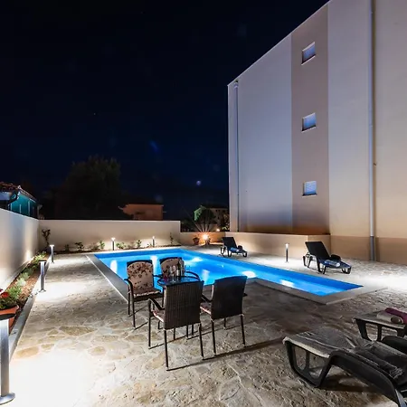 Apartment Sandrica *