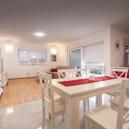 Apartment Sandrica *